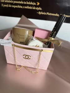 Zestaw prezentowy perfumy i świece zawieszka